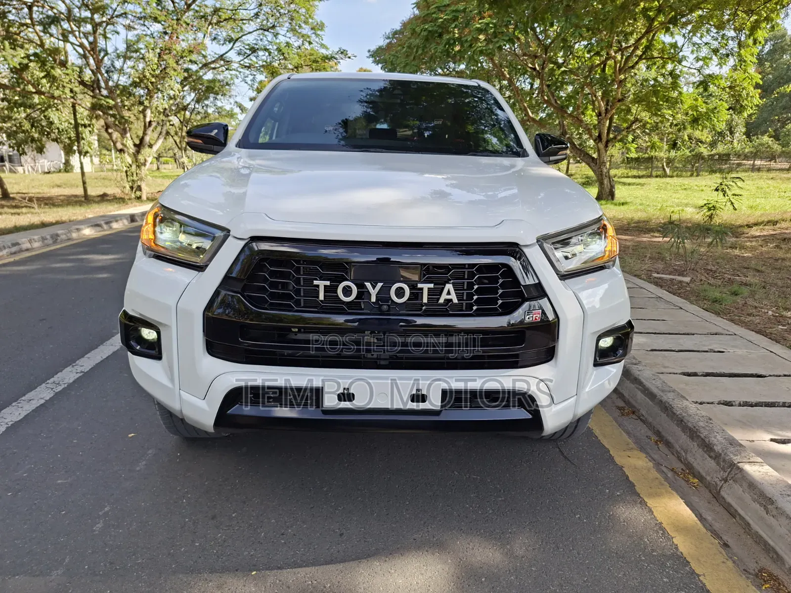Toyota Hilux 2021 White