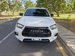 Toyota Hilux 2021 White