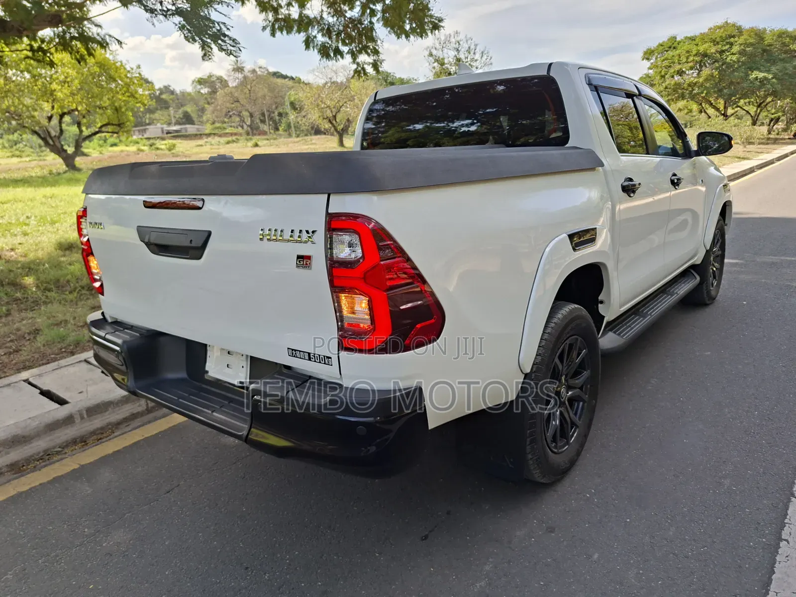 Toyota Hilux 2021 White