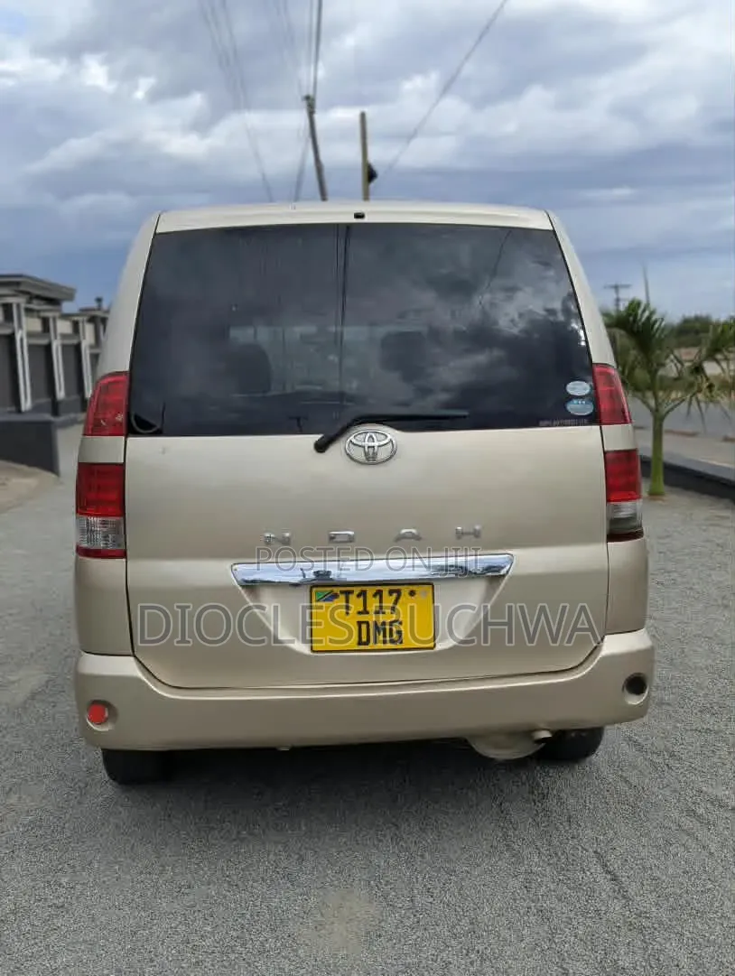 Toyota Noah 2001 Gold