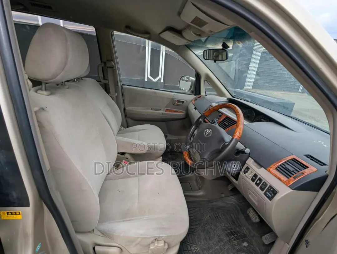 Toyota Noah 2001 Gold