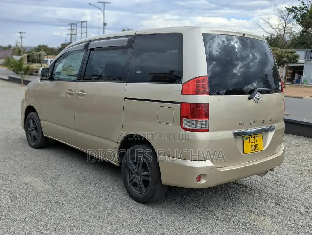 Toyota Noah 2001 Gold