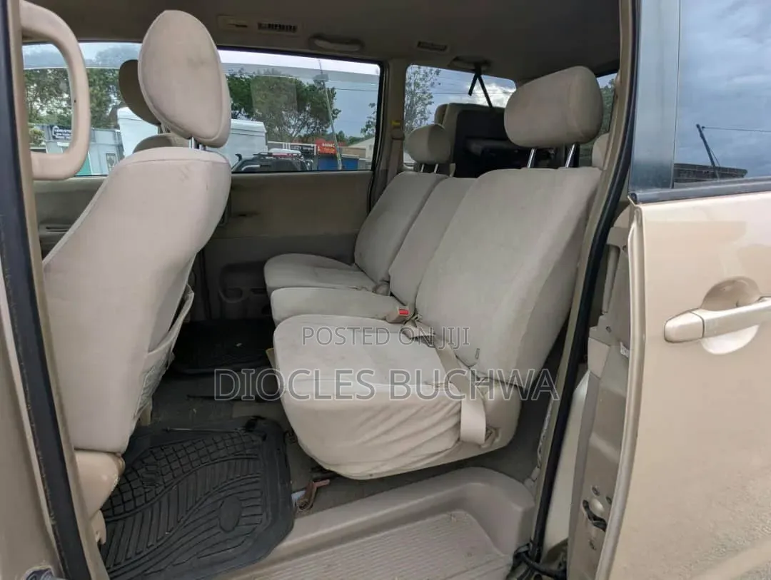 Toyota Noah 2001 Gold