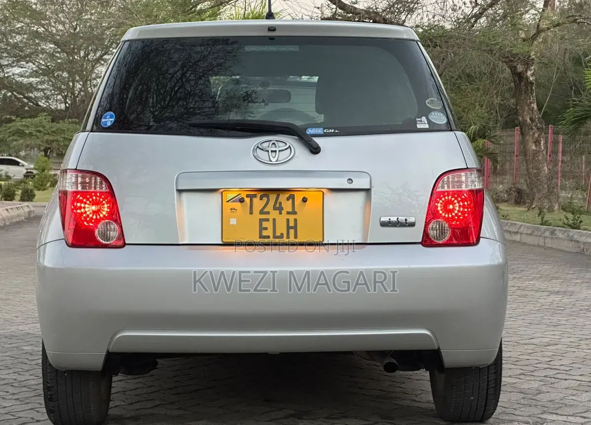 Toyota IST 2005 Silver