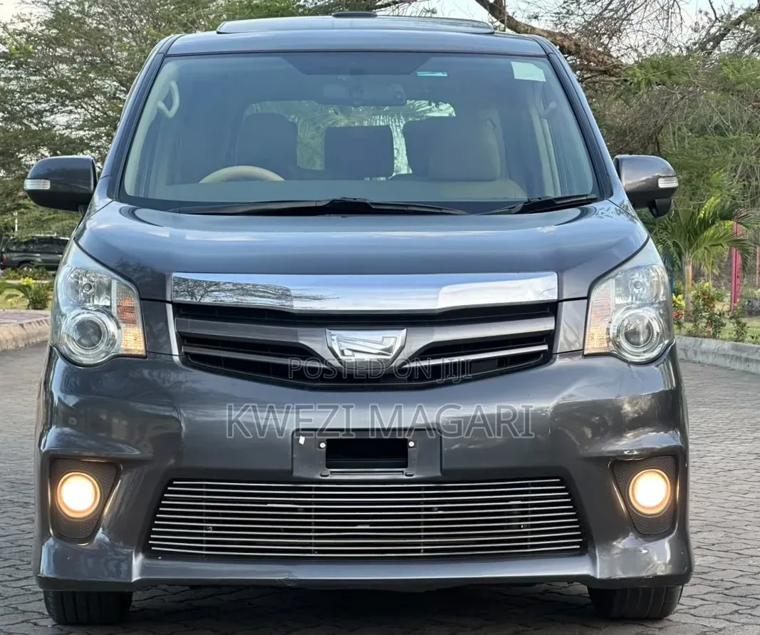 Toyota Noah 2012 Gray