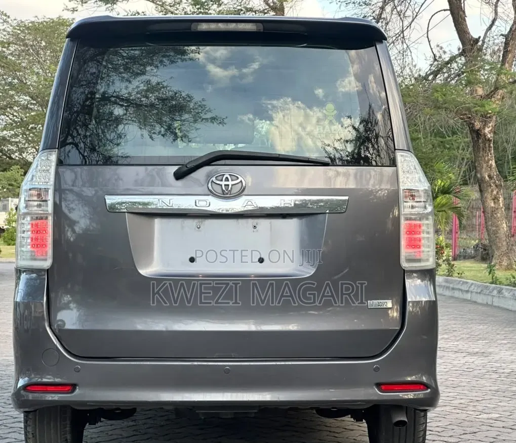Toyota Noah 2012 Gray