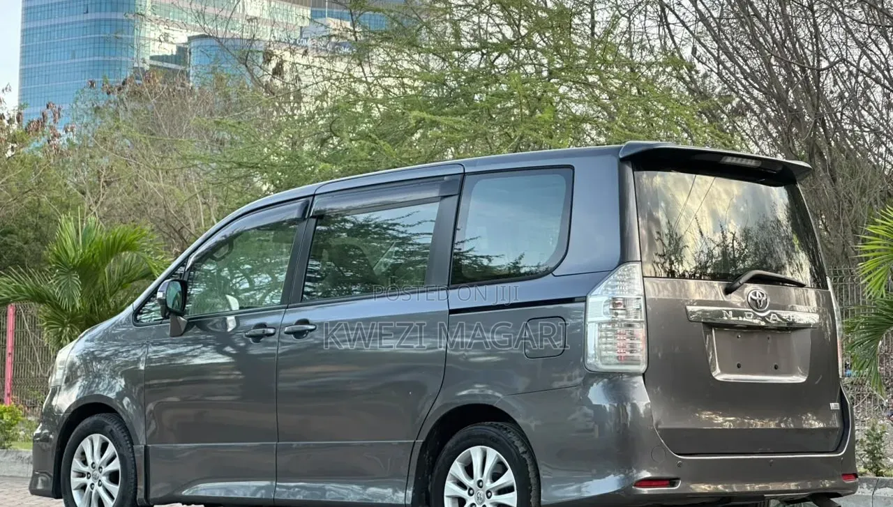Toyota Noah 2012 Gray