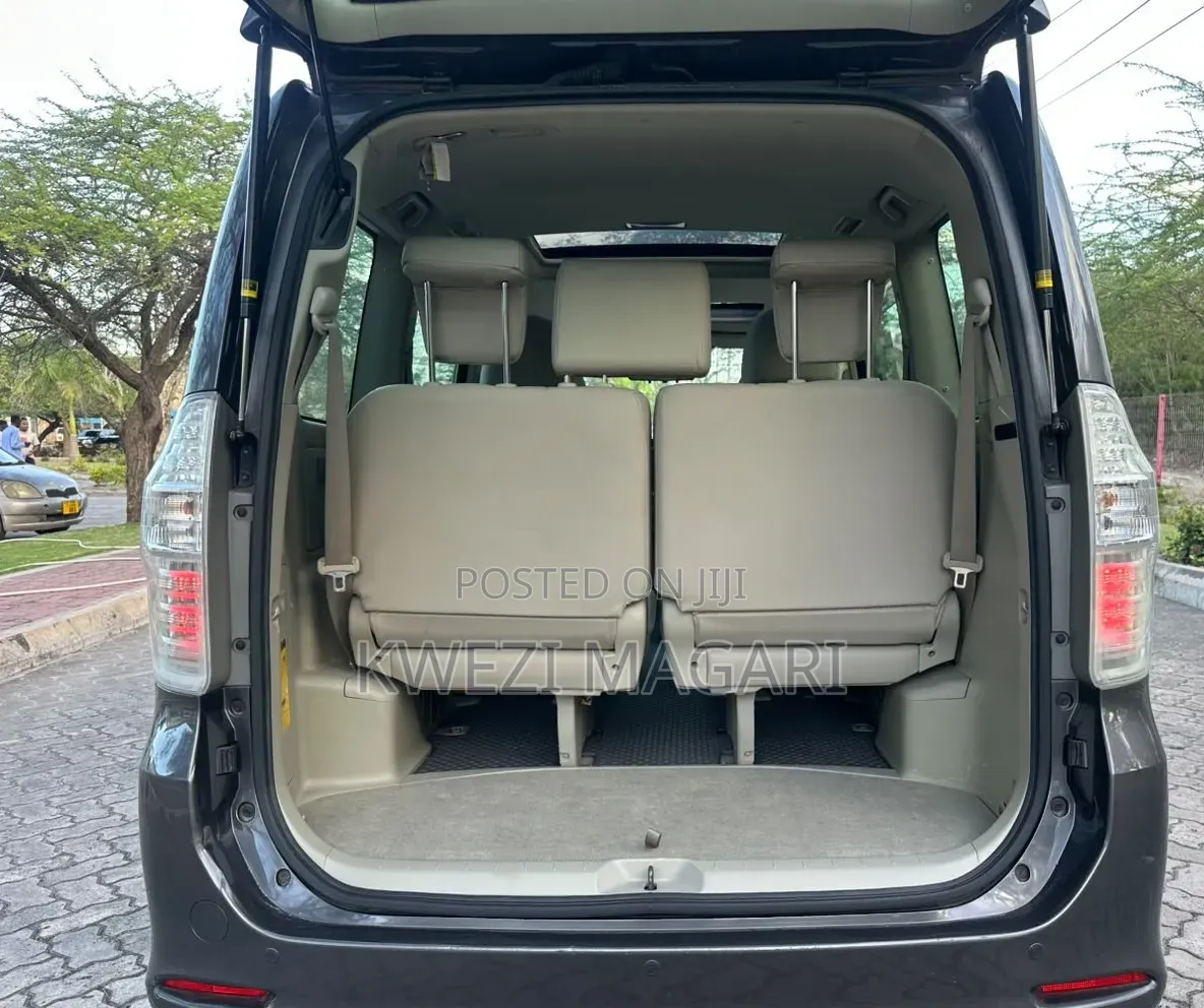 Toyota Noah 2012 Gray