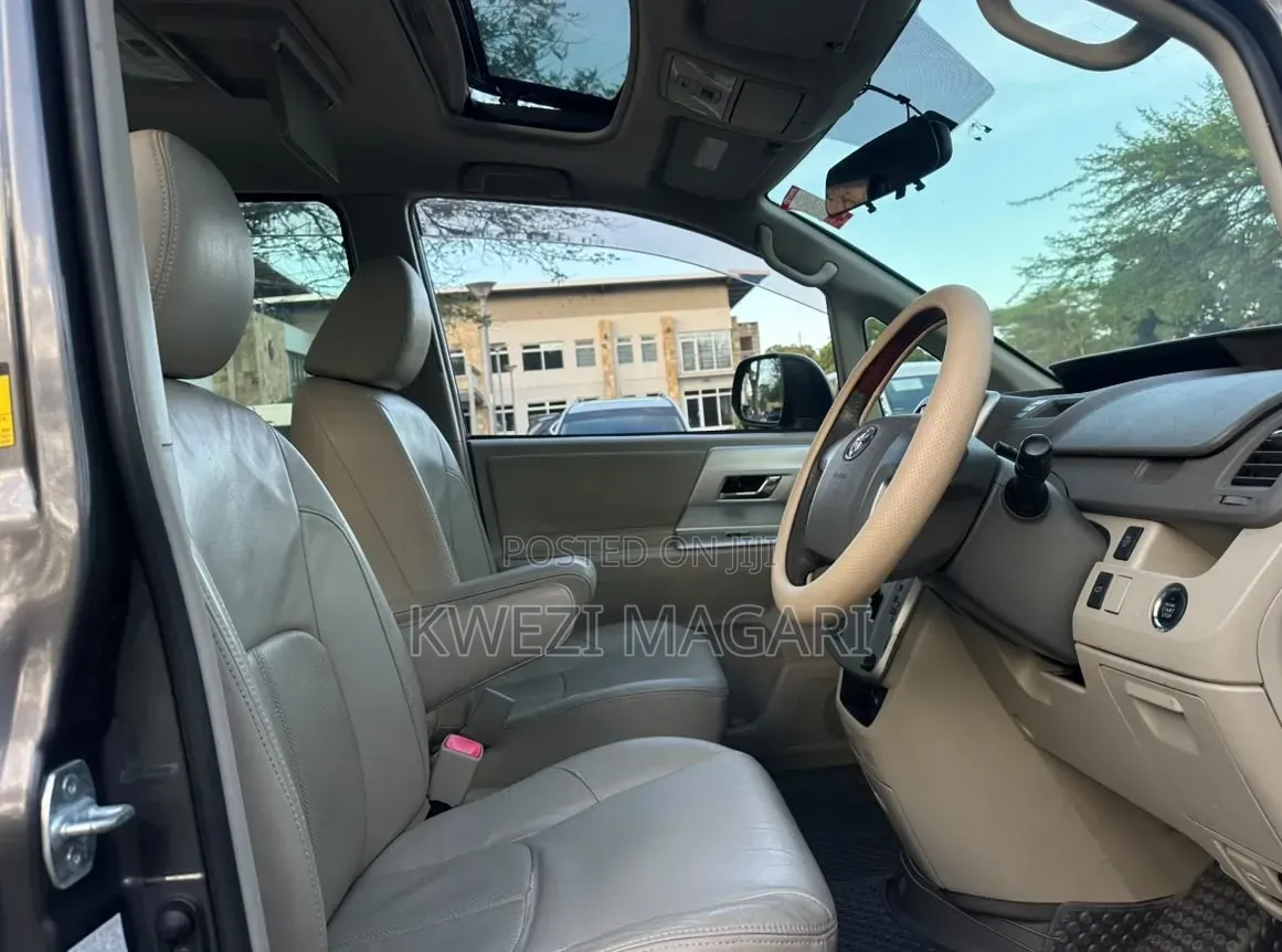Toyota Noah 2012 Gray