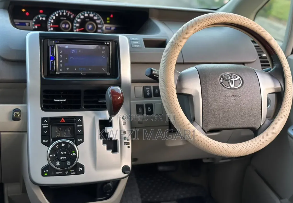 Toyota Noah 2012 Gray
