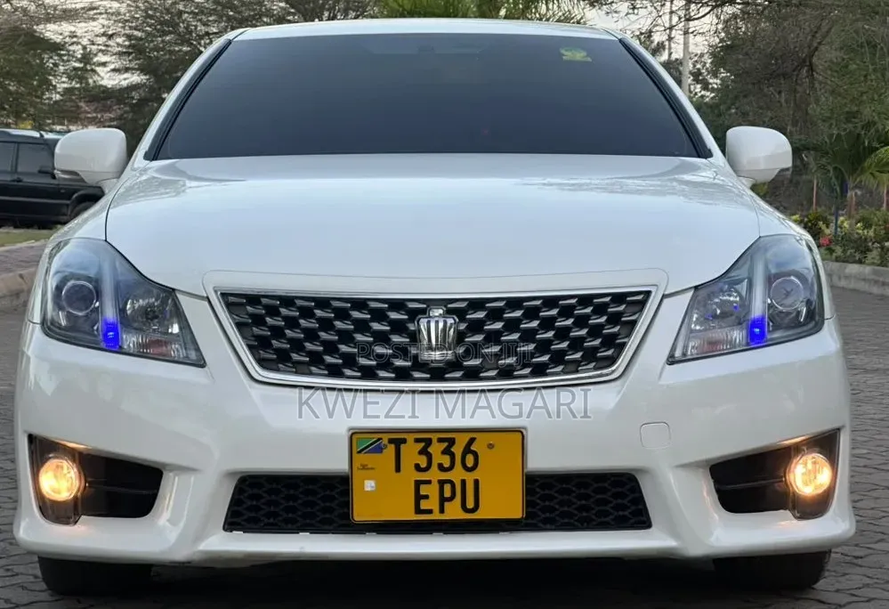 Toyota Crown 2011 White