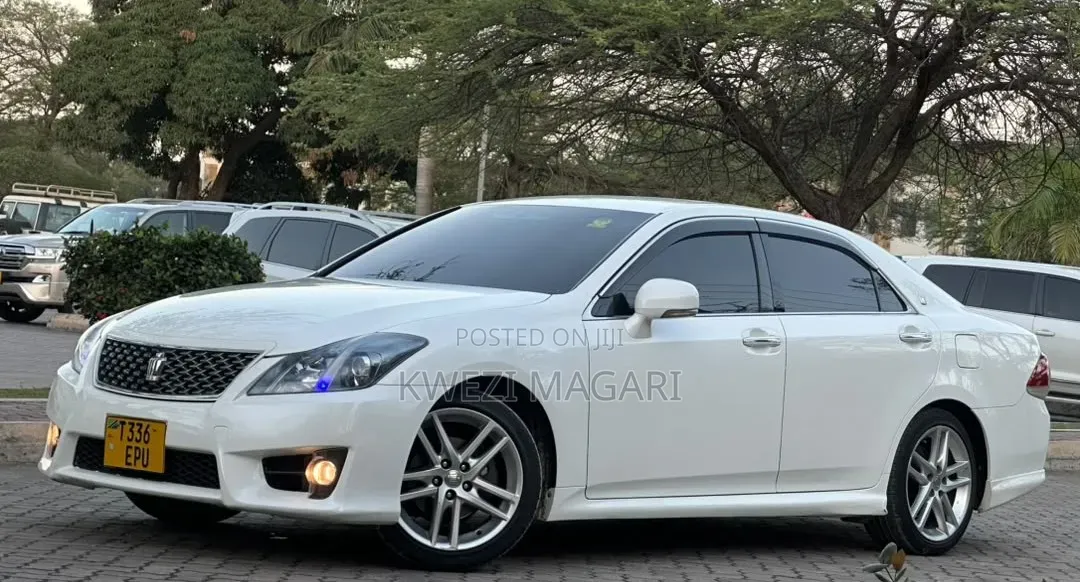Toyota Crown 2011 White