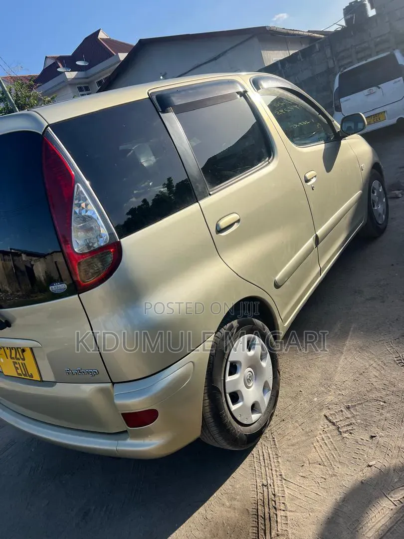Toyota Fun Cargo 2004
