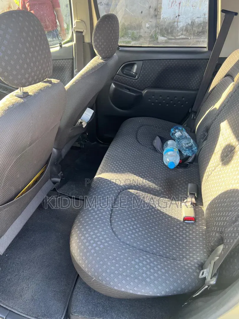 Toyota Fun Cargo 2004