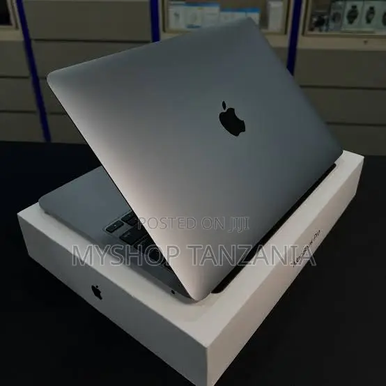 Laptop Apple MacBook Pro 2022 M2 8GB Apple M2 SSD 256GB