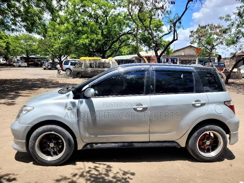 Toyota IST 2004