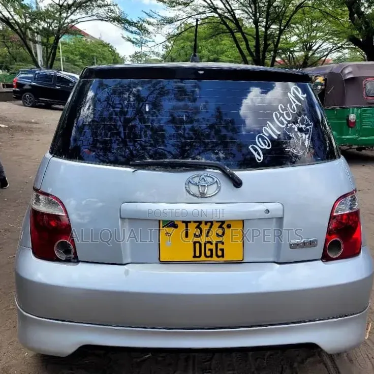 Toyota IST 2004