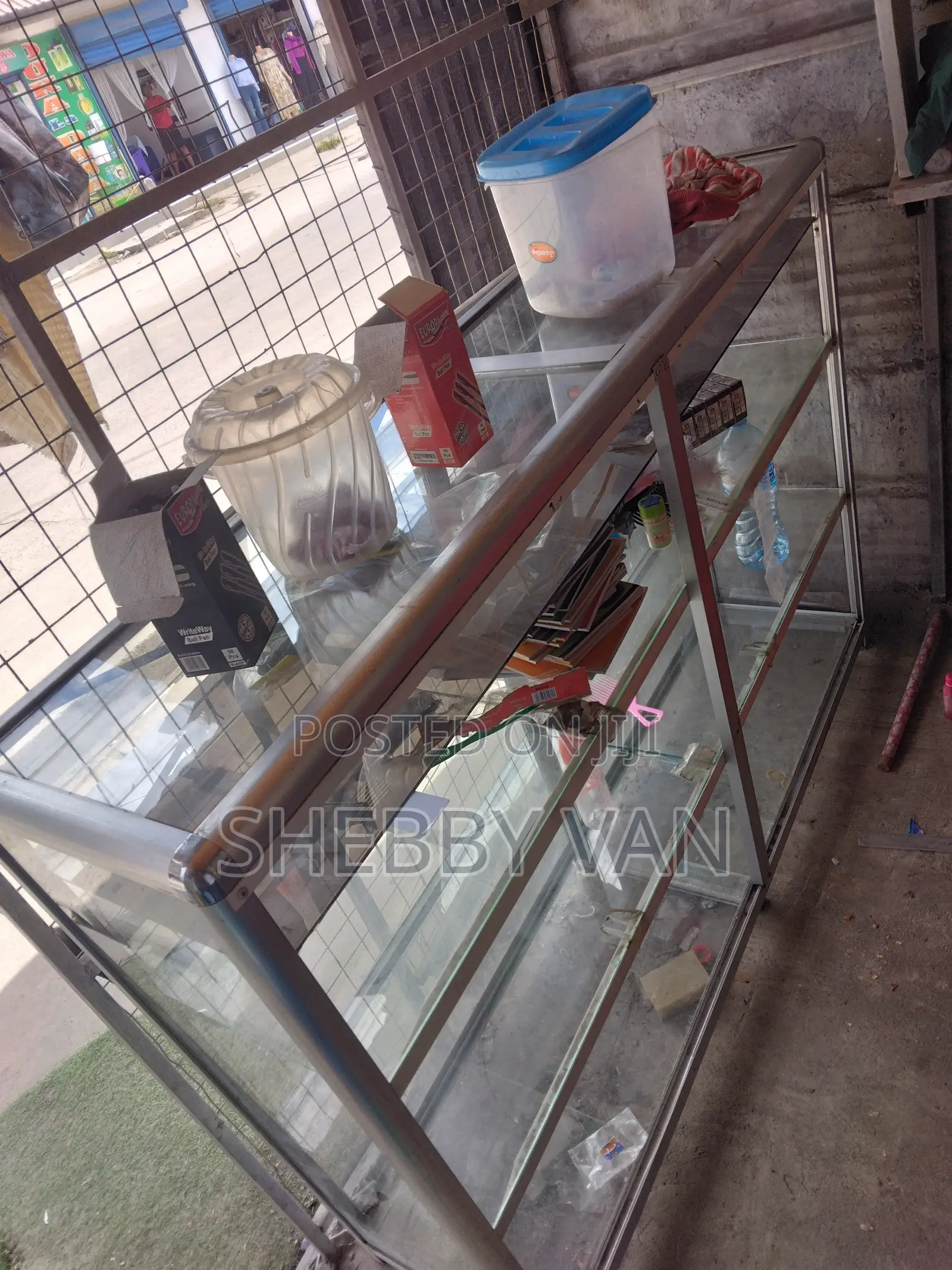 Kabati La Kioo/Storage Rack.