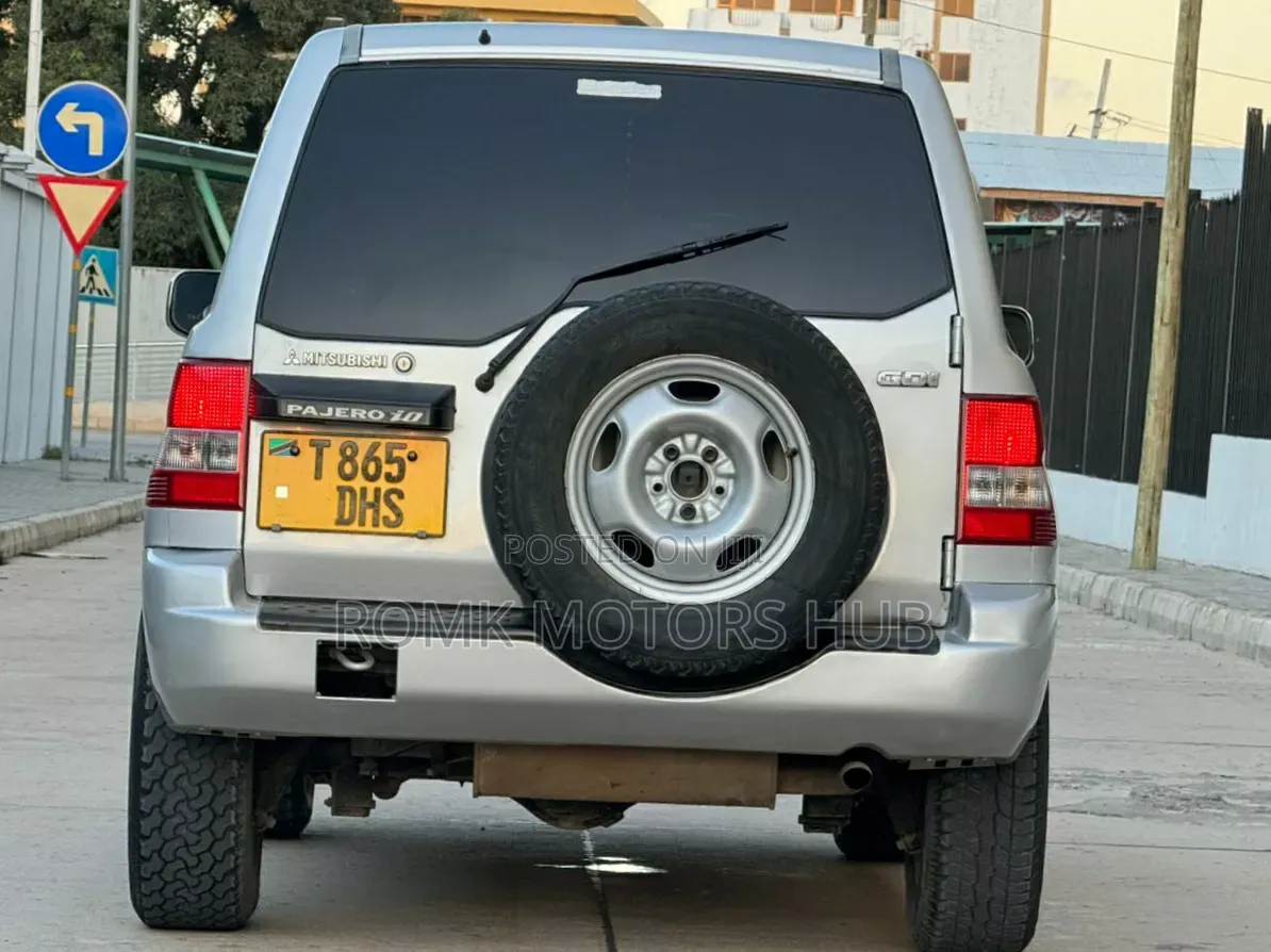 Mitsubishi Pajero 2001 Silver
