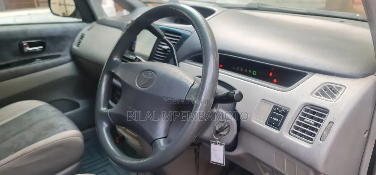 Toyota Nadia 1999 Silver