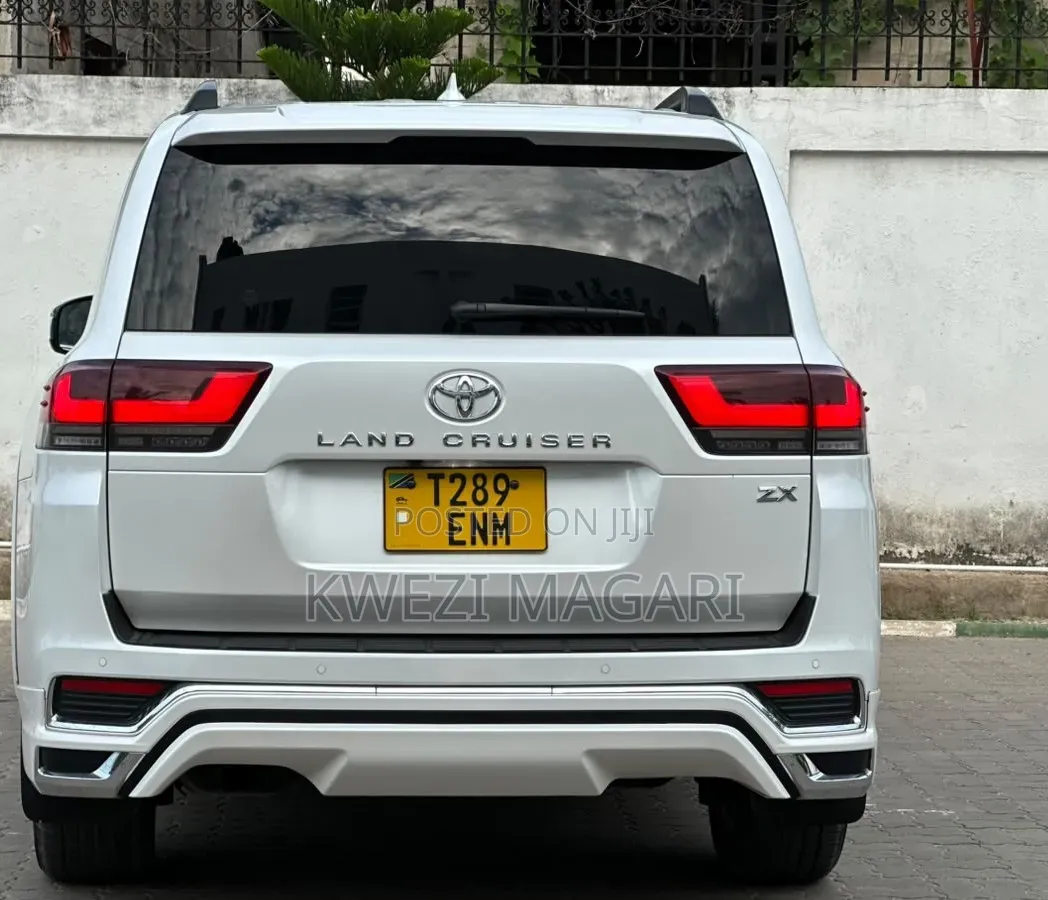 Toyota Land Cruiser 2023 White