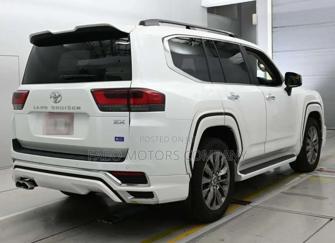 Toyota Land Cruiser LC300 2023 White