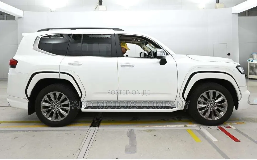 Toyota Land Cruiser LC300 2023 White