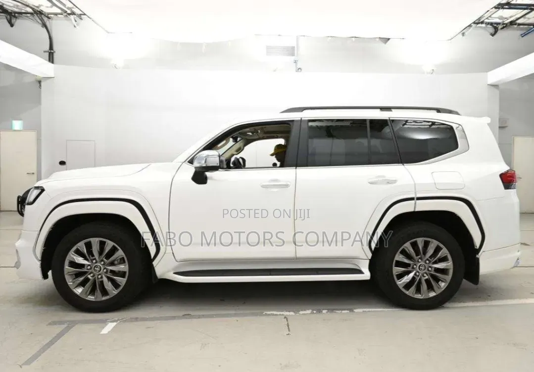 Toyota Land Cruiser LC300 2023 White