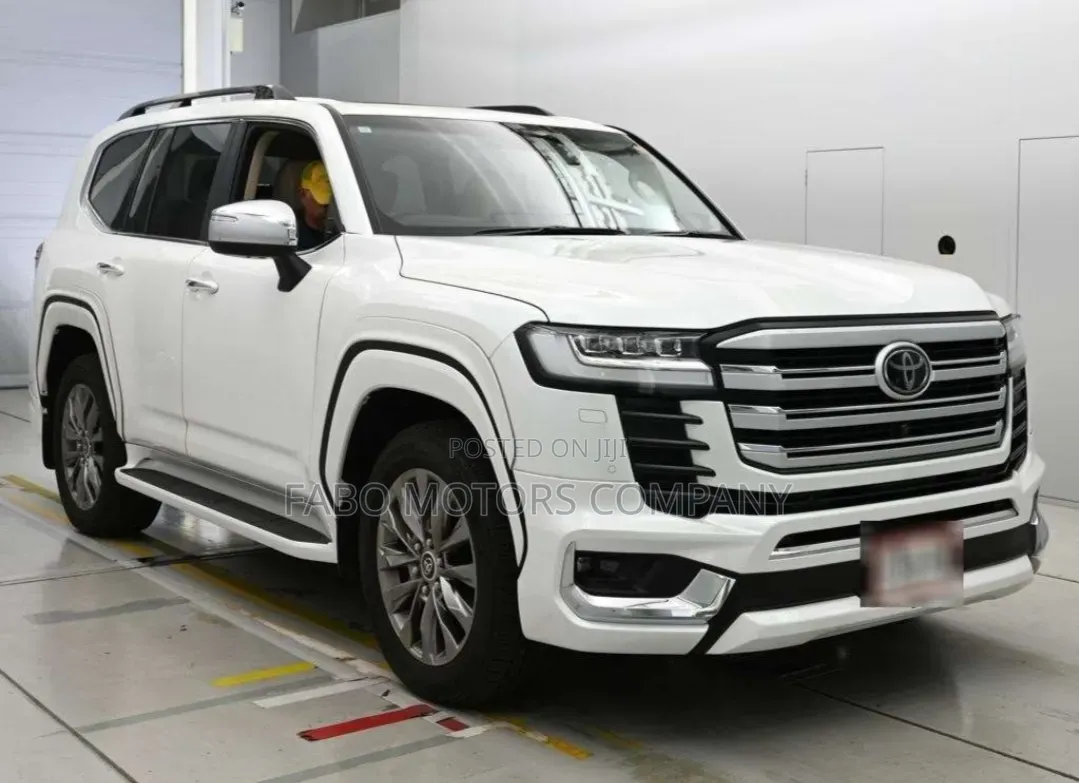 Toyota Land Cruiser LC300 2023 White