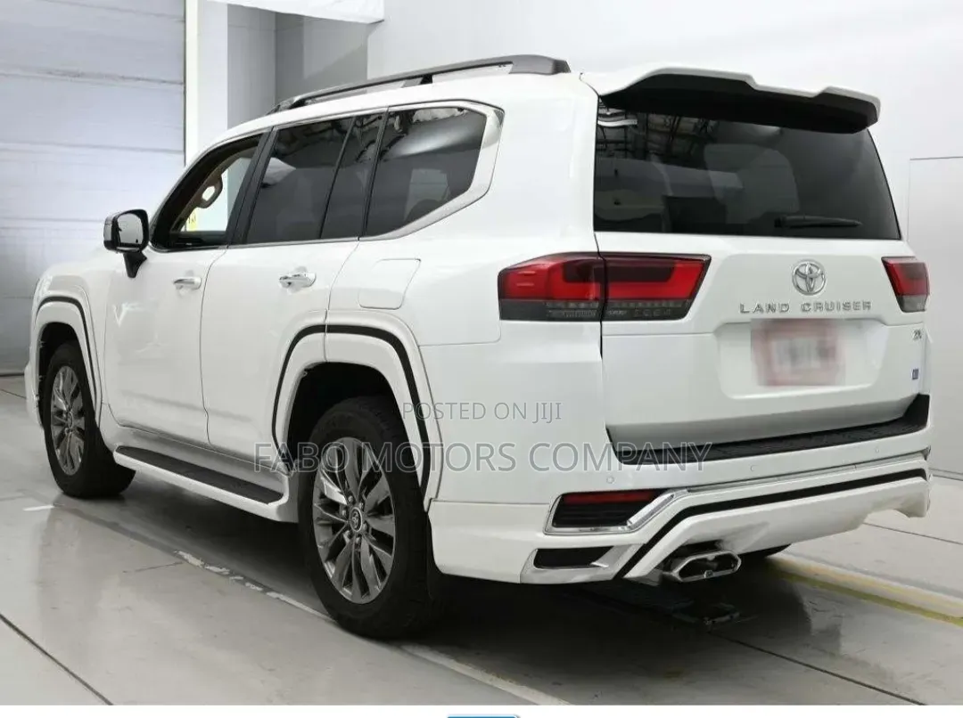 Toyota Land Cruiser LC300 2023 White