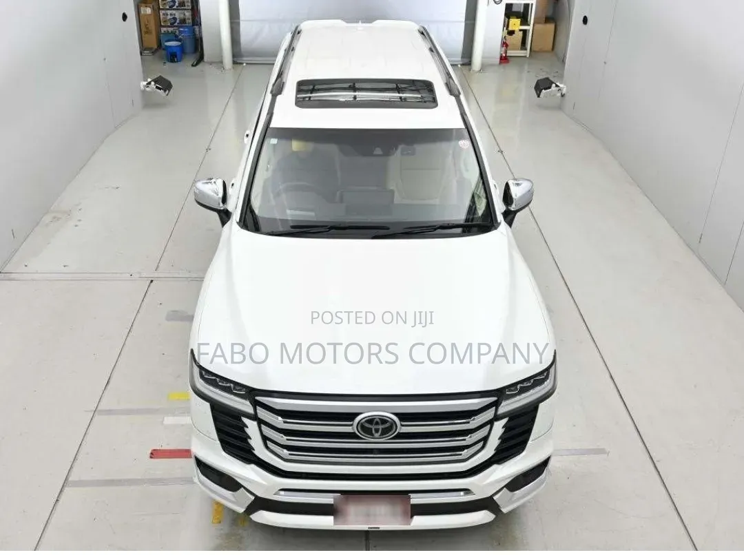 Toyota Land Cruiser LC300 2023 White