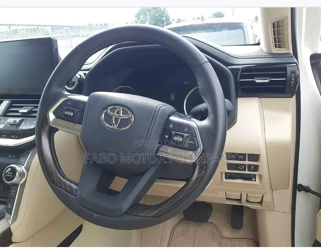 Toyota Land Cruiser LC300 2023 White