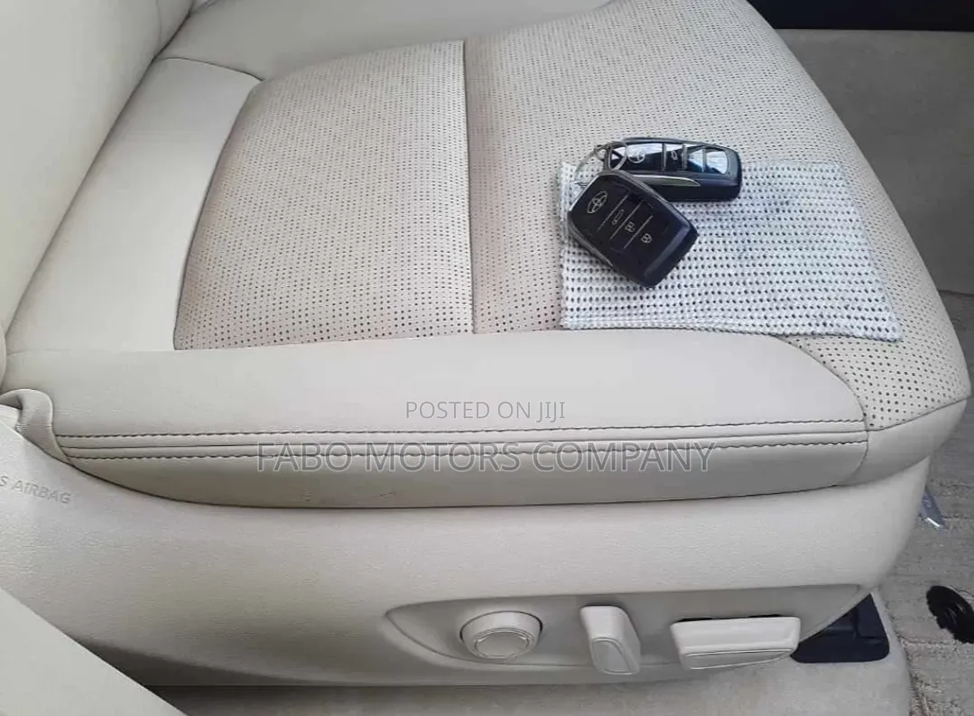 Toyota Land Cruiser LC300 2023 White