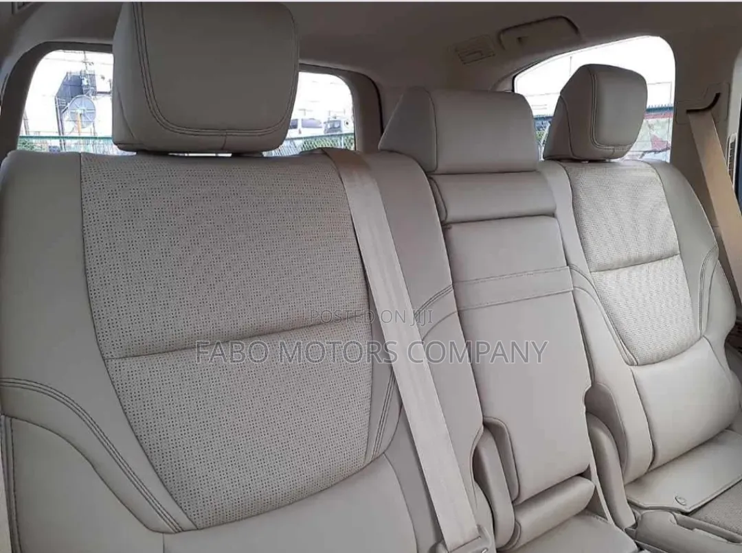 Toyota Land Cruiser LC300 2023 White