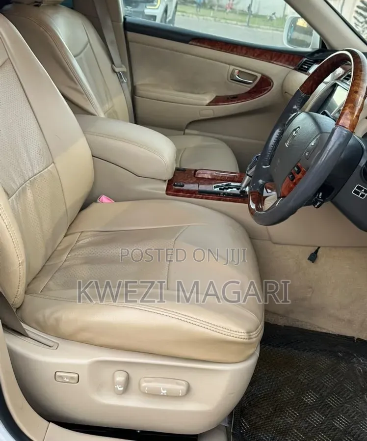 Toyota Crown 2006 White