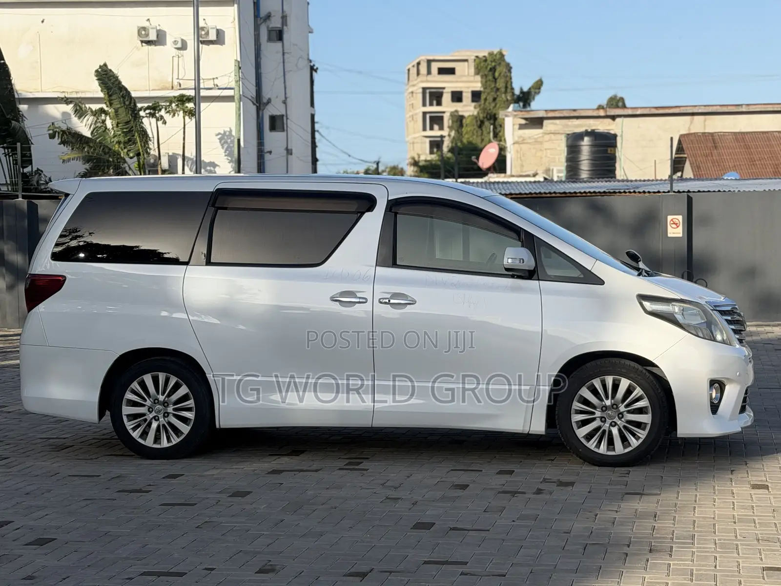 Toyota Alphard 2.4 Petrol FWD 2013 White