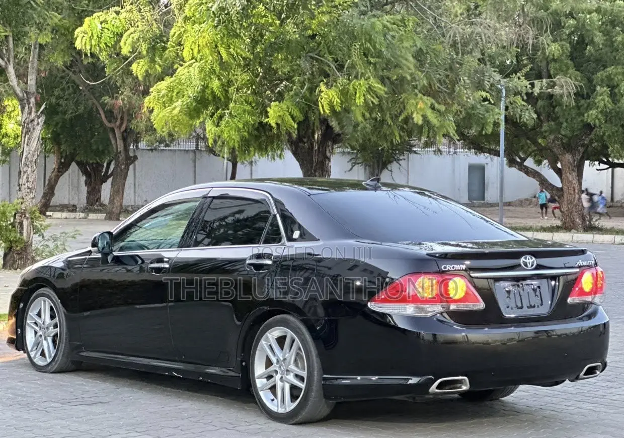 Toyota Crown 2012 Black