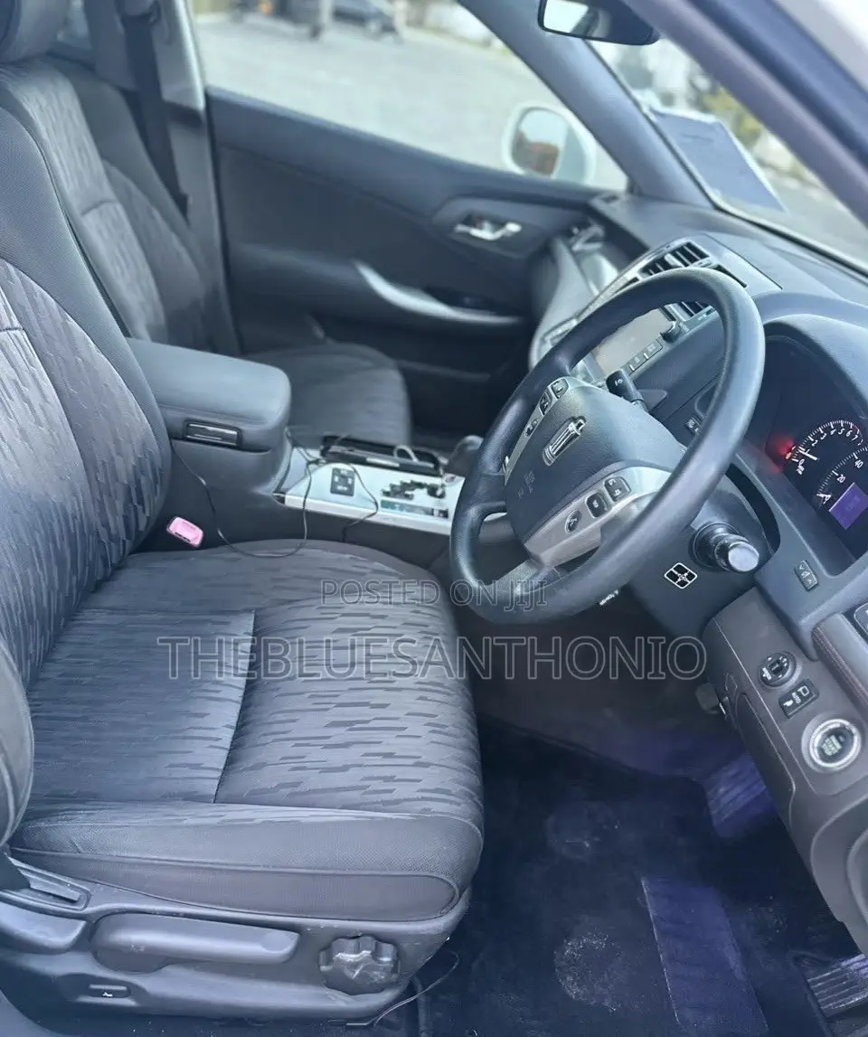 Toyota Crown 2012 Pearl