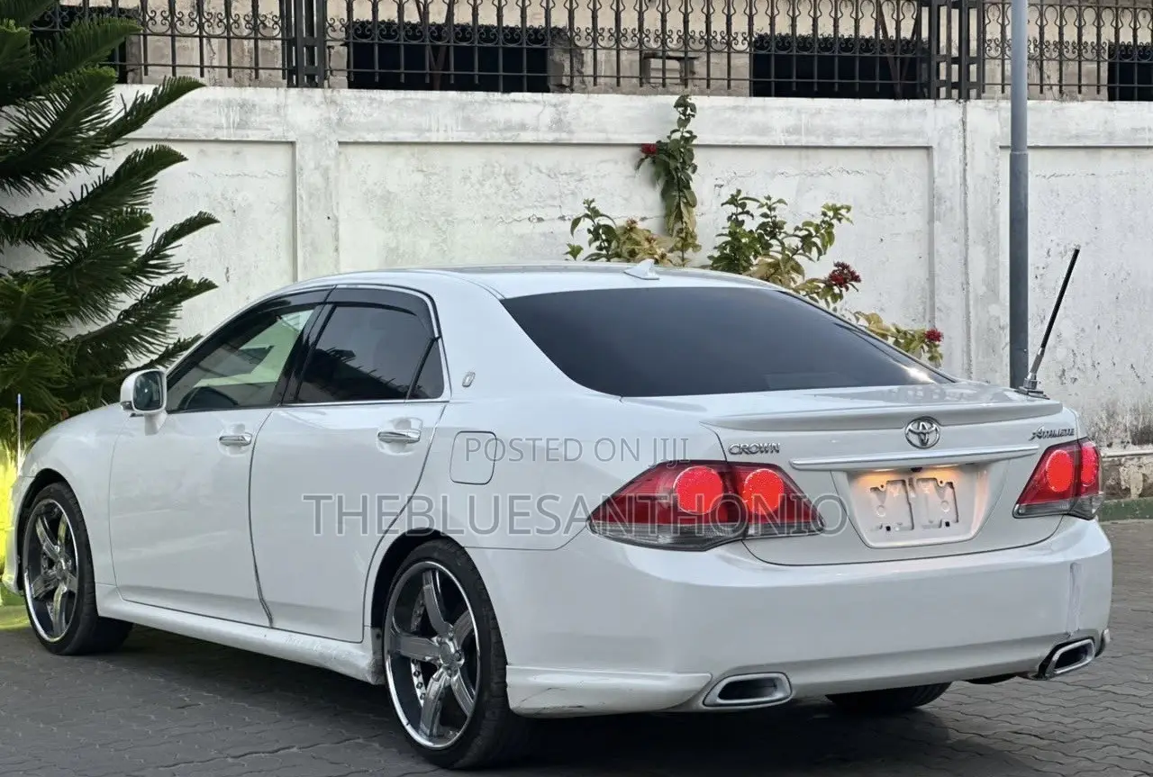 Toyota Crown 2012 Pearl