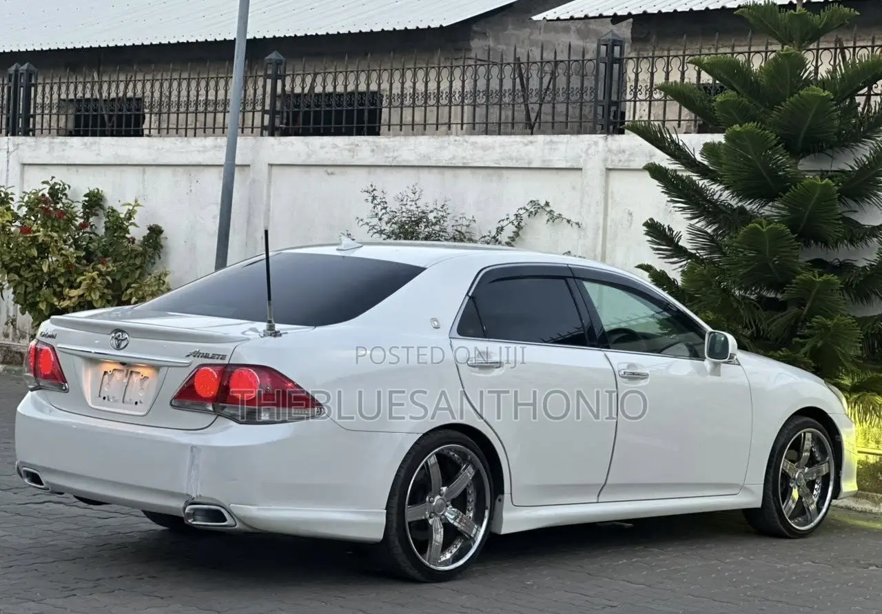 Toyota Crown 2012 Pearl