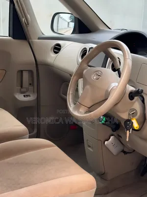 Toyota Porte 2005