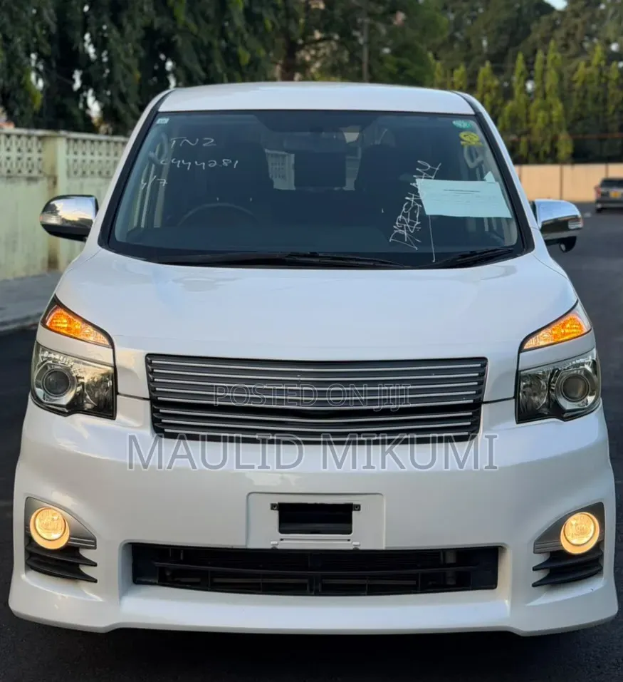 Toyota Noah 2011 White