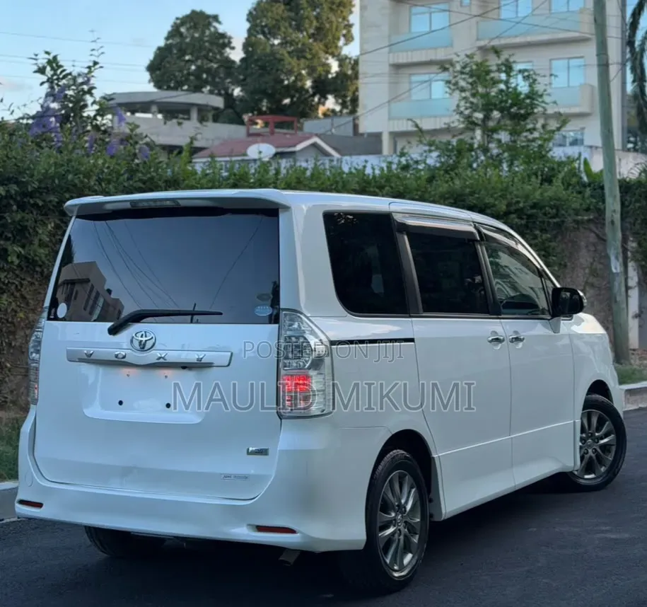 Toyota Noah 2011 White