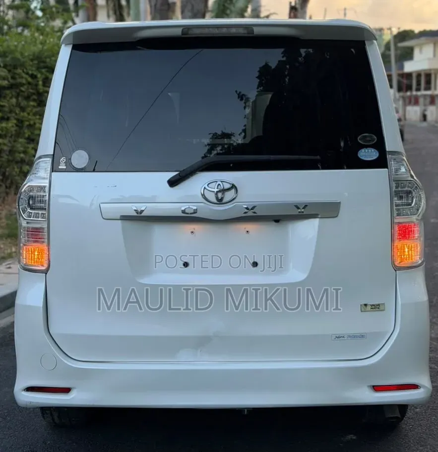 Toyota Noah 2011 White