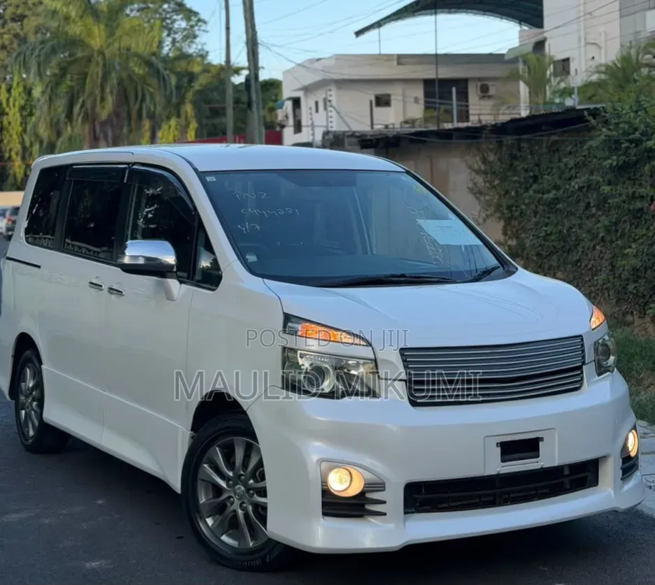 Toyota Noah 2011 White