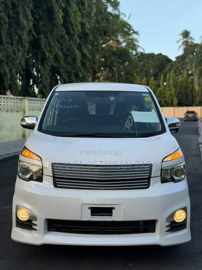 Toyota Noah 2011 White