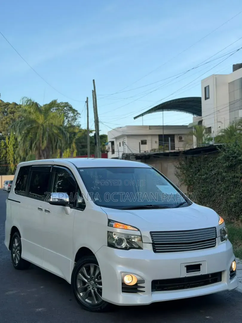 Toyota Noah 2011 White