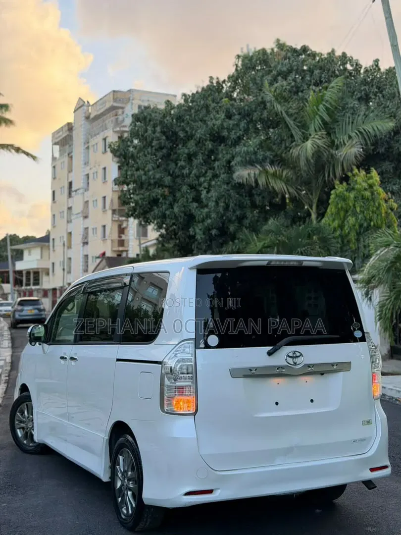 Toyota Noah 2011 White