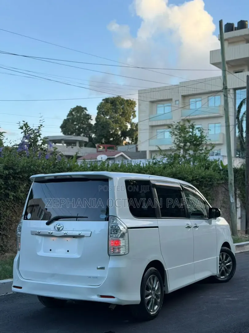 Toyota Noah 2011 White