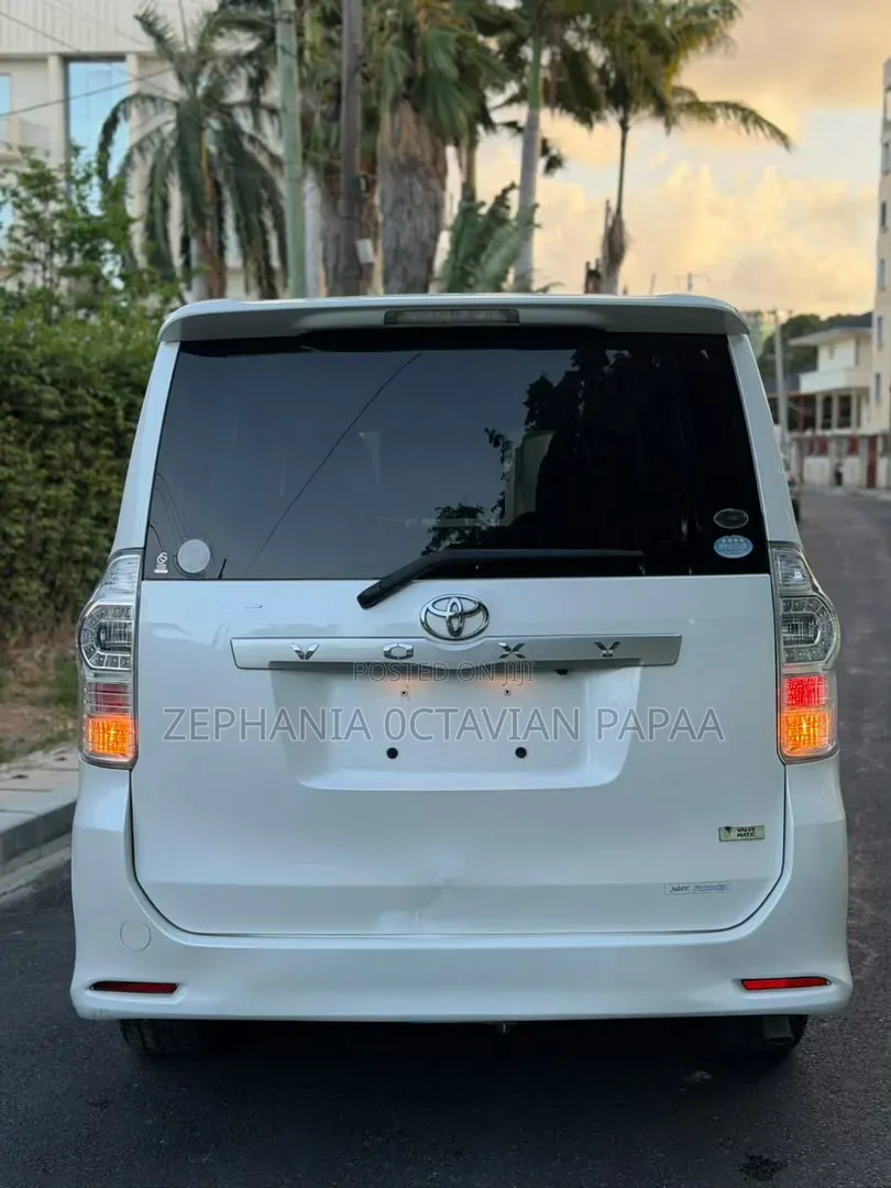 Toyota Noah 2011 White